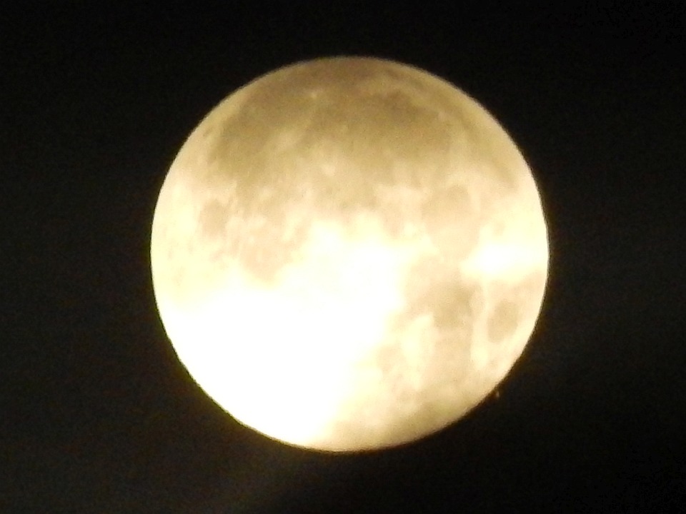 Der Mond zwei Minuten nach dem Austritt