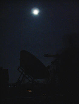 Der Mond über dem Radioteleskop